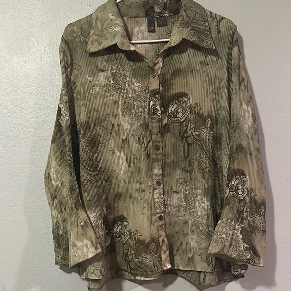 Green Patterned Button-Up Blouse - Picture 6 of 6